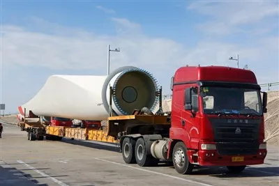 당사에서 제작한 확장형 트레일러를 사용하여 풍력 터빈 블레이드를 운반하려면